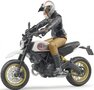 Ducati Scrambler Desert Sled met bestuurder Bruder